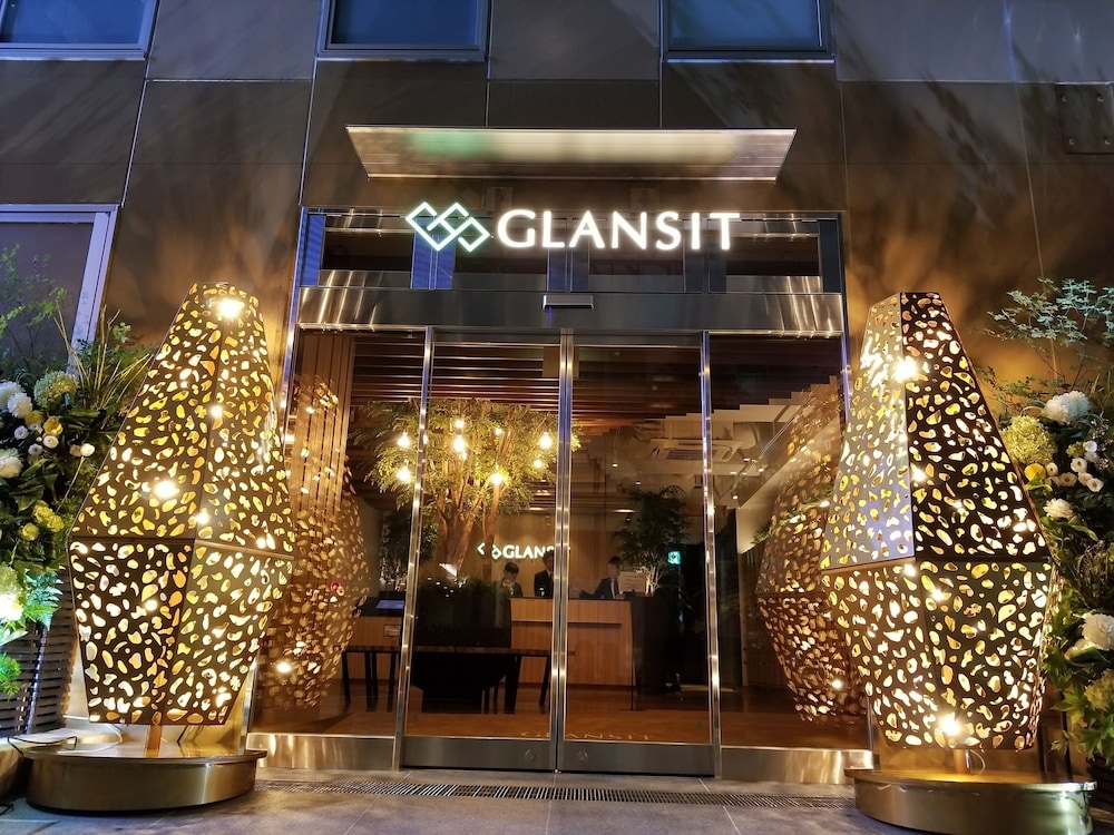 施設の正面 (日没後)