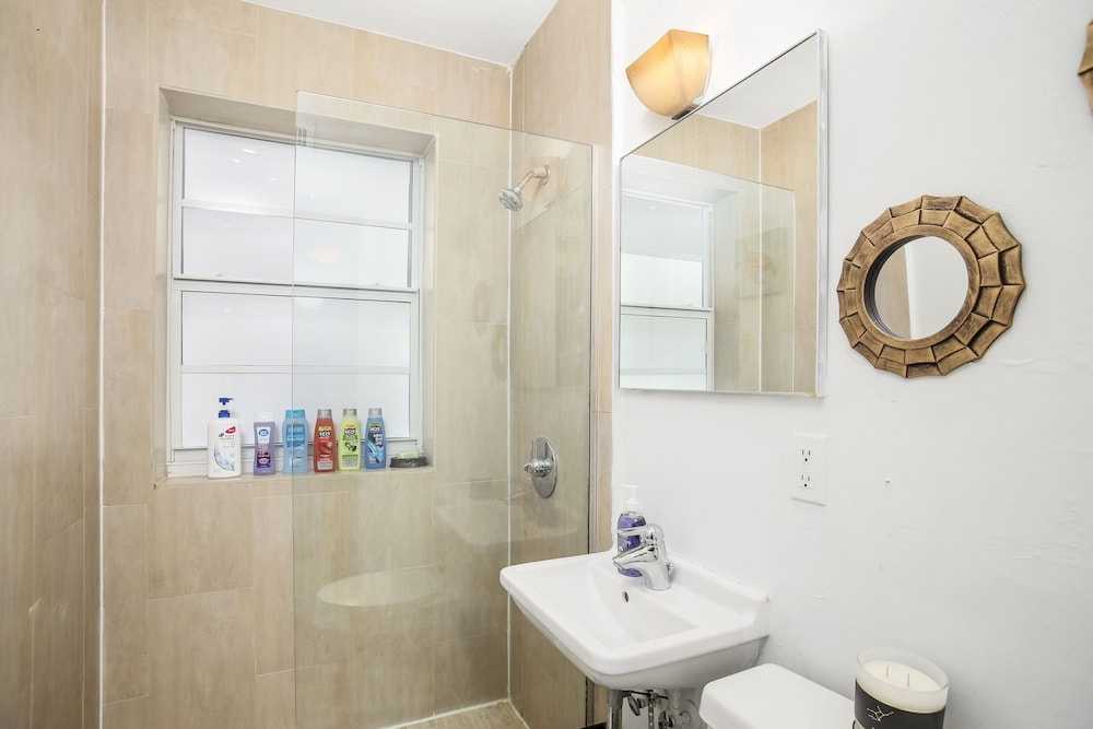 バスルームのシャワー