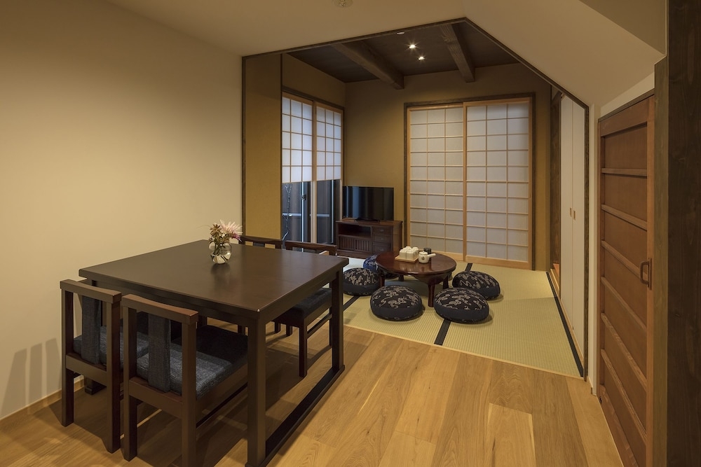 客室内のダイニングエリア