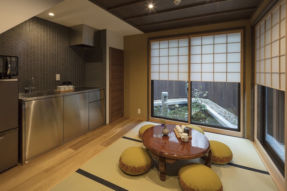 客室内のダイニングエリア