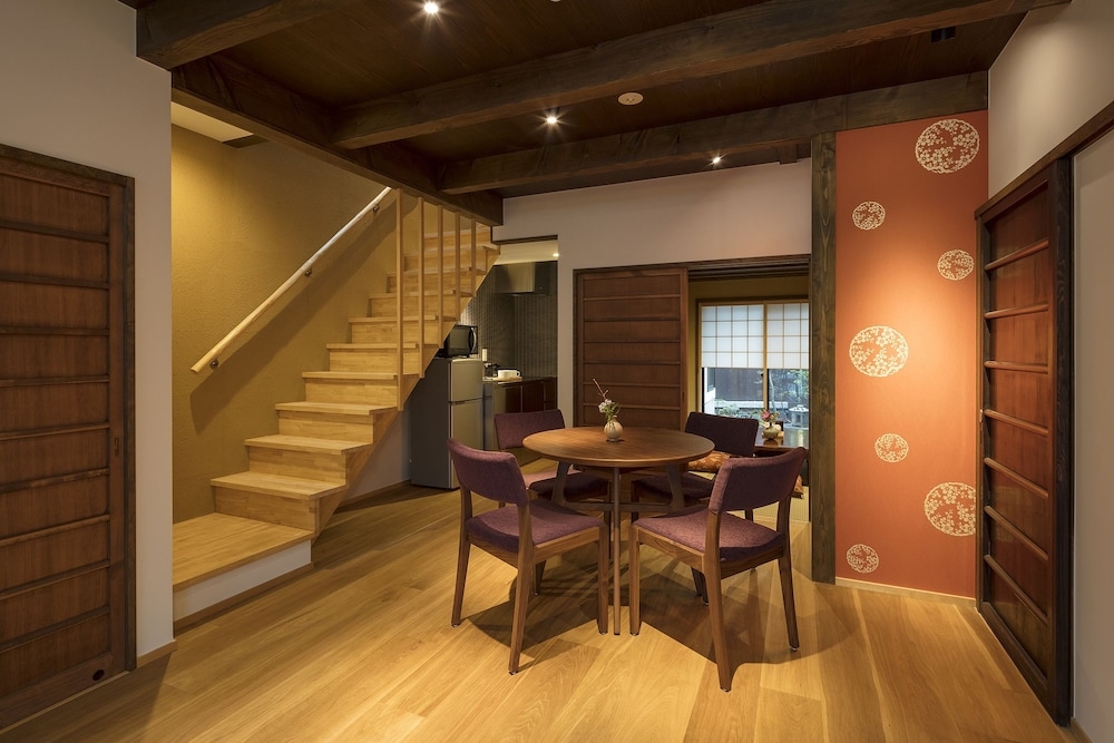 客室内のダイニングエリア