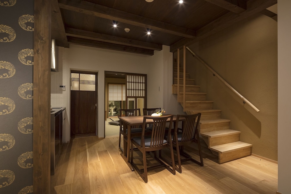 客室内のダイニングエリア