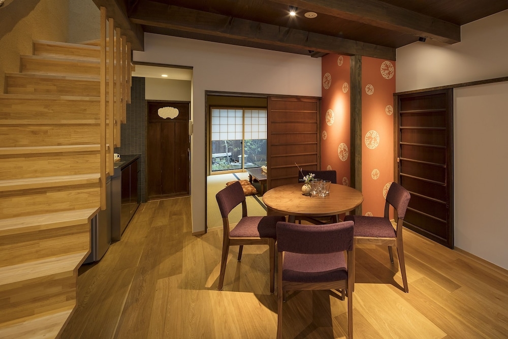 客室内のダイニングエリア