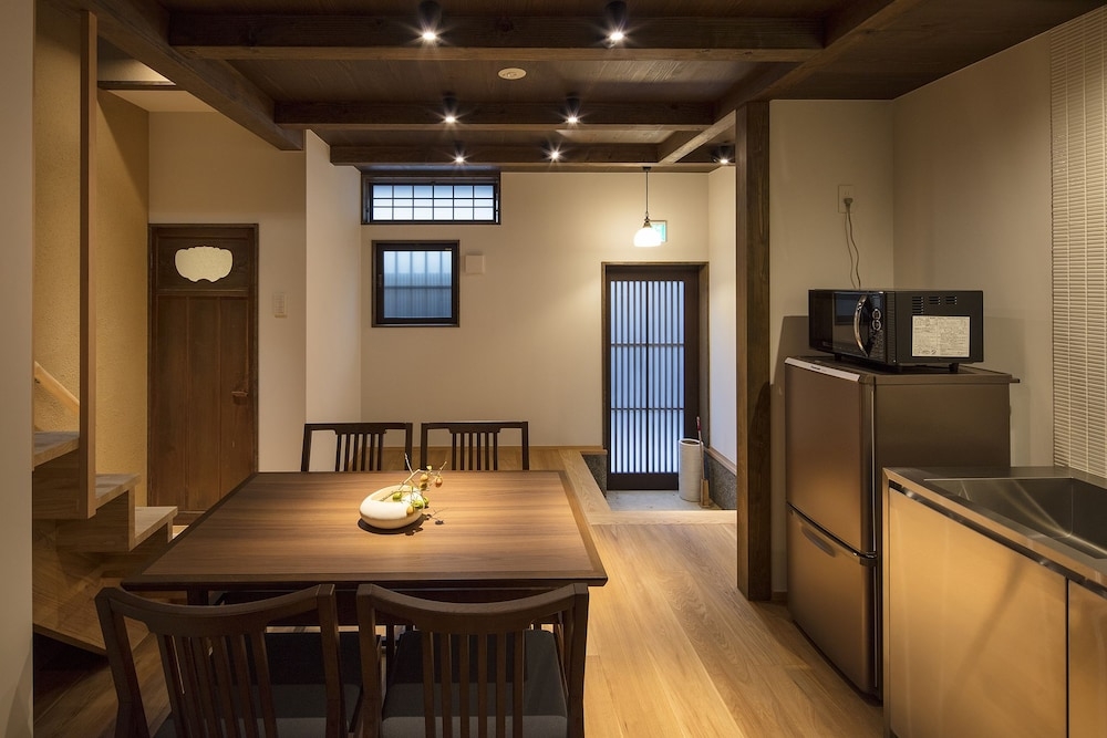 客室内のダイニングエリア