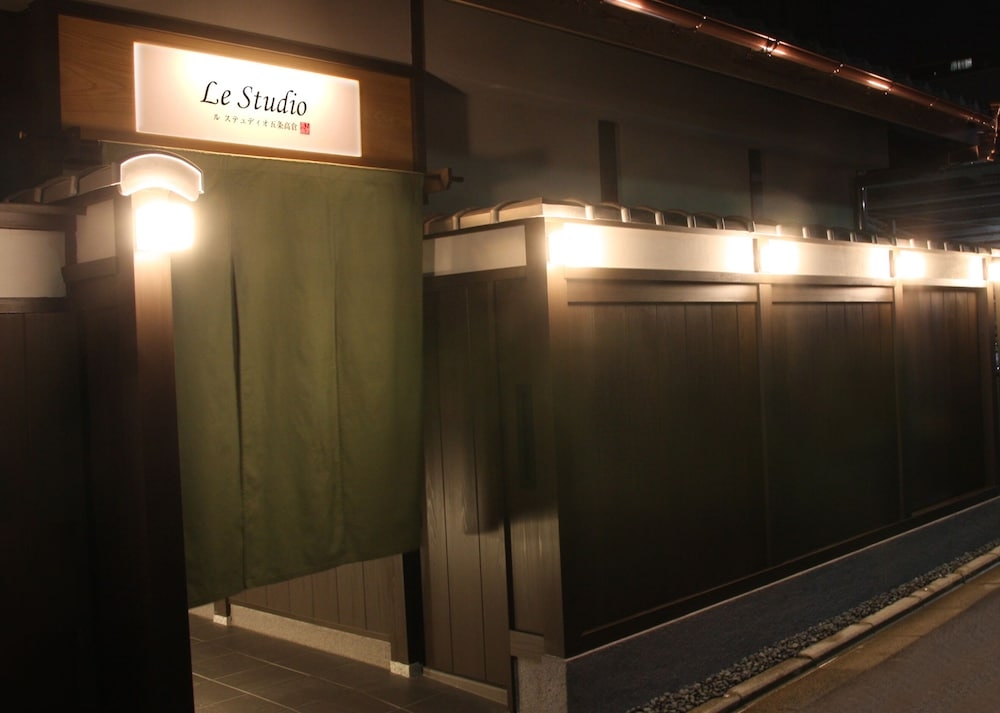 施設の正面 (日没後)