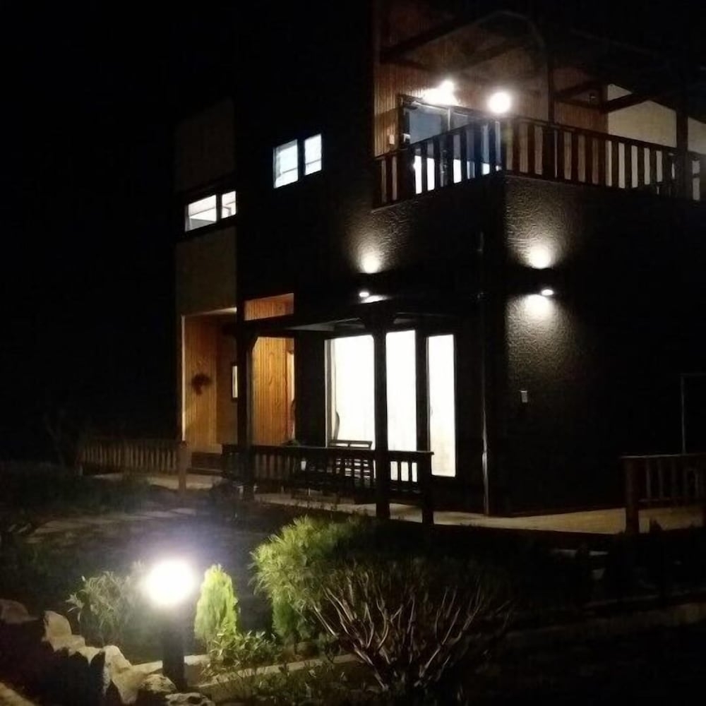 施設の正面 (日没後)