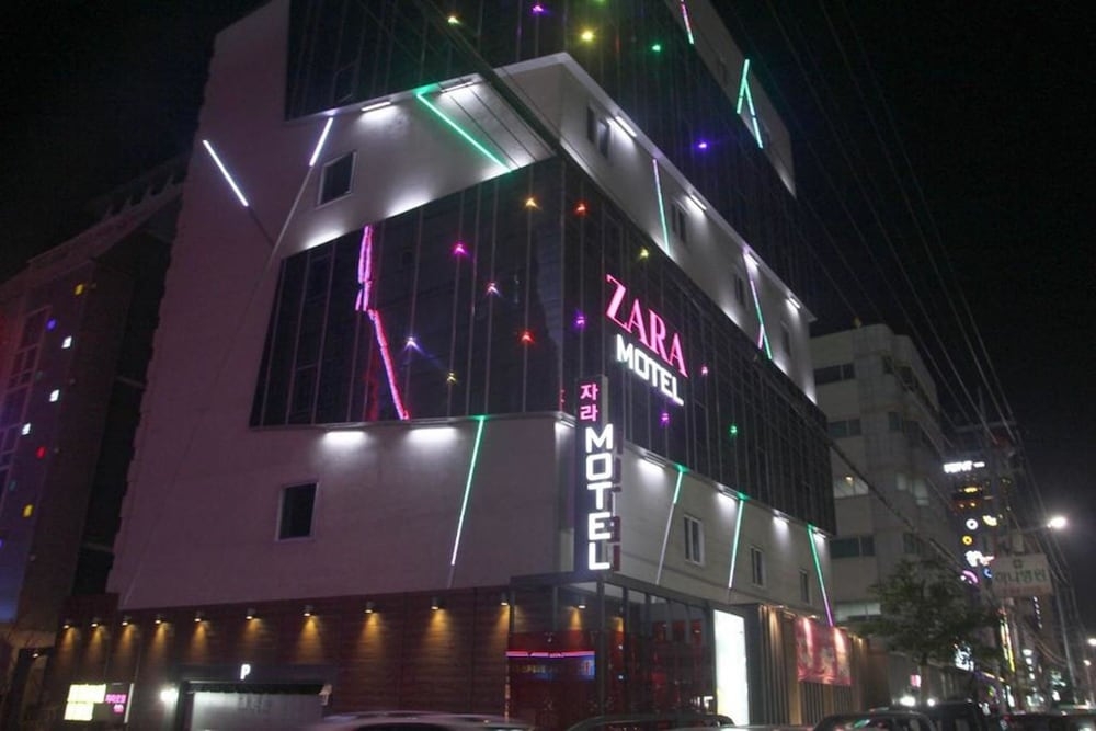 施設の正面 (日没後)