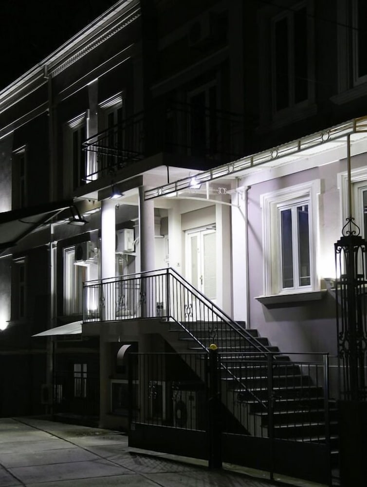 施設の正面 (日没後)