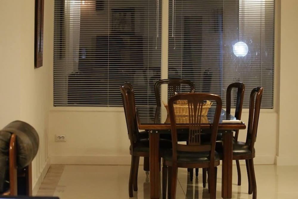 客室内のダイニングエリア