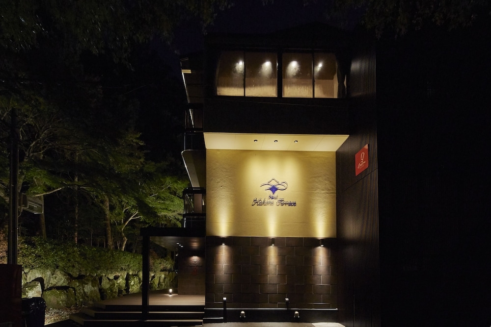 施設の正面 (日没後)