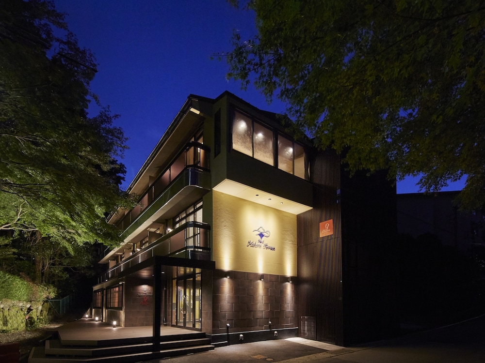 施設の正面 (日没後)