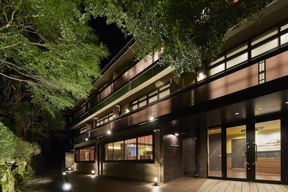 施設の正面 (日没後)