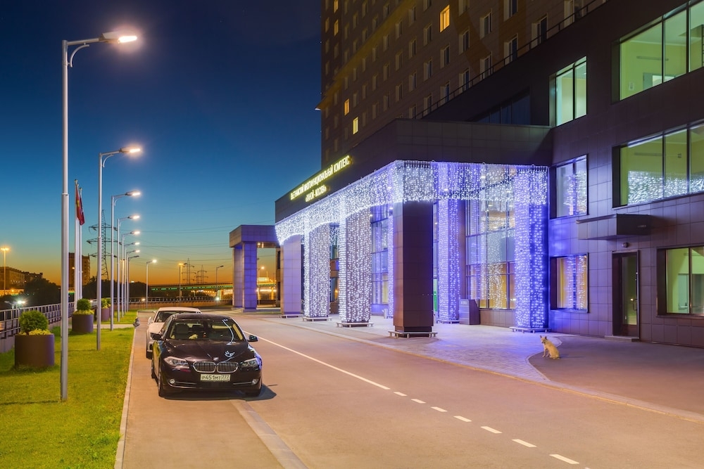 施設の正面 (日没後)