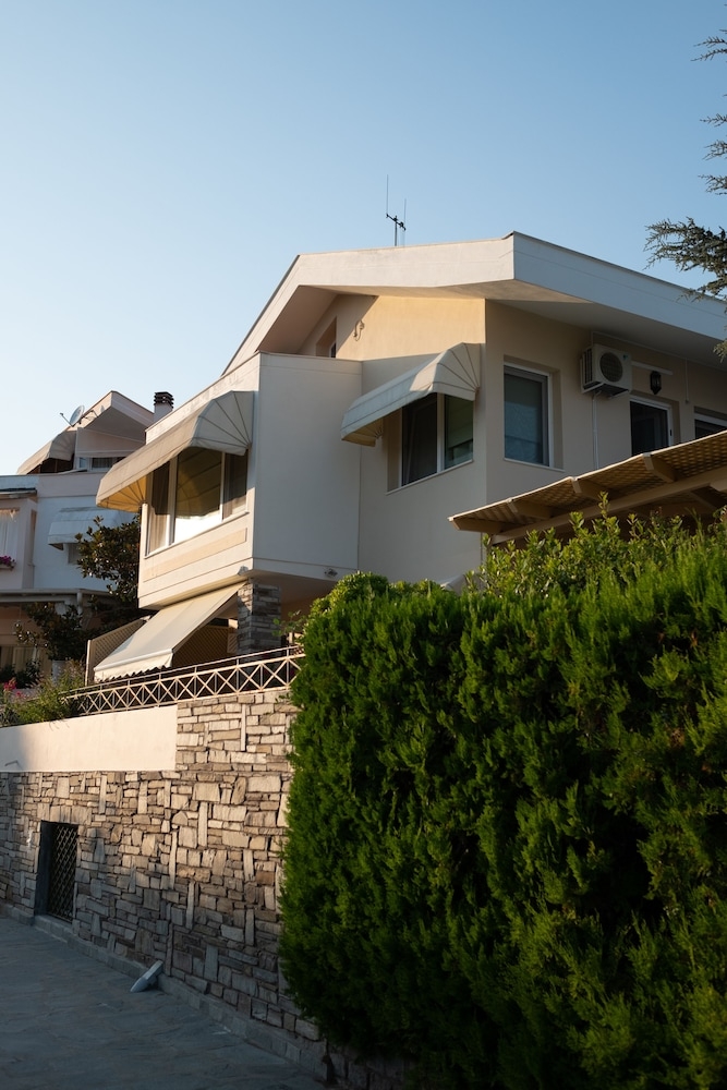 施設の正面 (日没後)