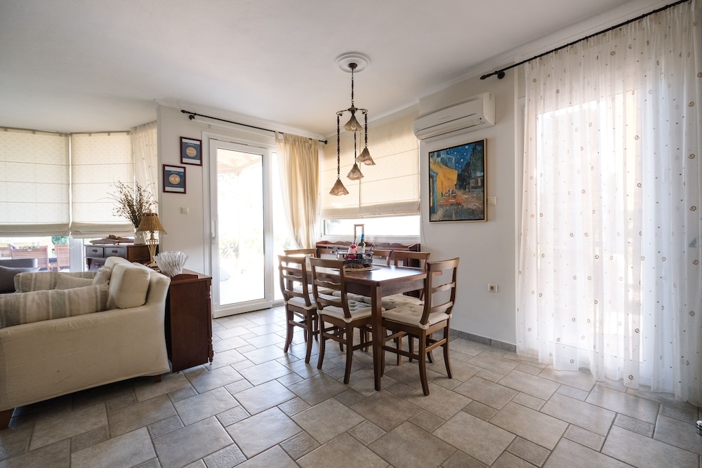 客室内のダイニングエリア