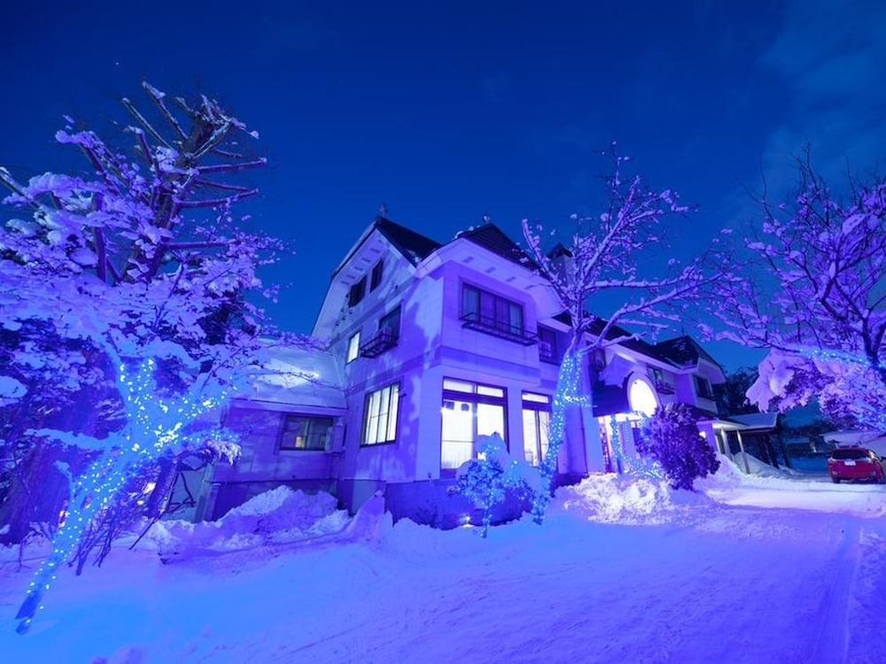 施設の正面 (日没後)