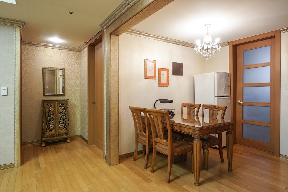 客室内のダイニングエリア