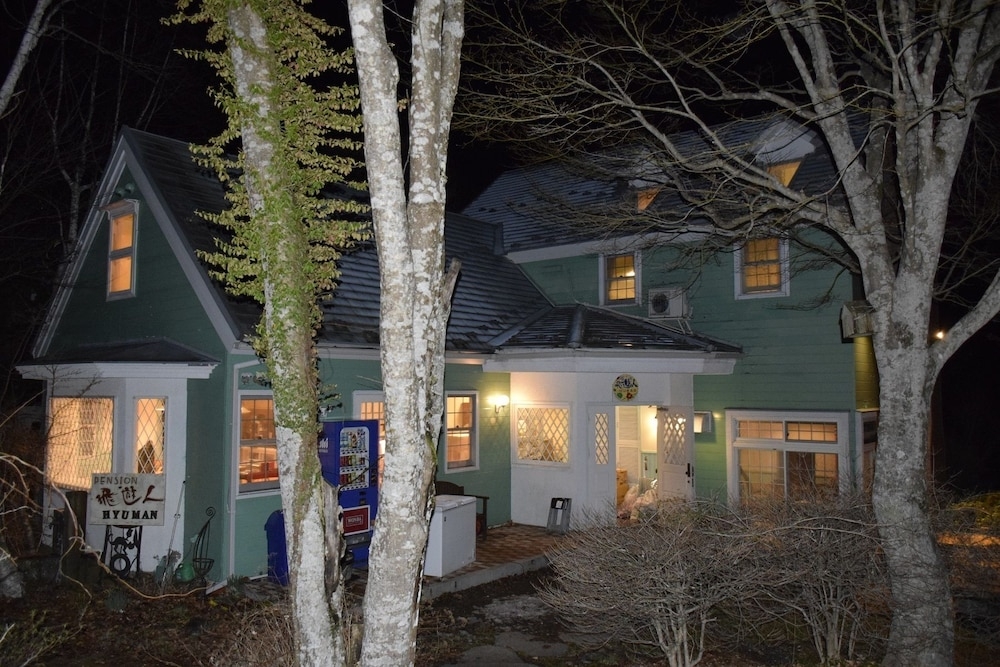 施設の正面 (日没後)