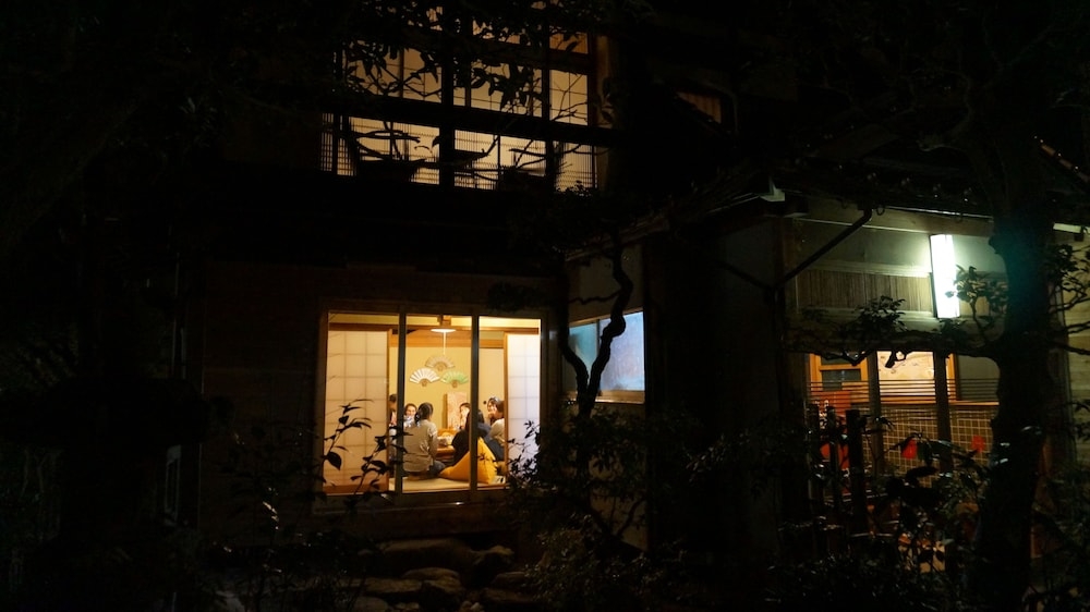 施設の正面 (日没後)