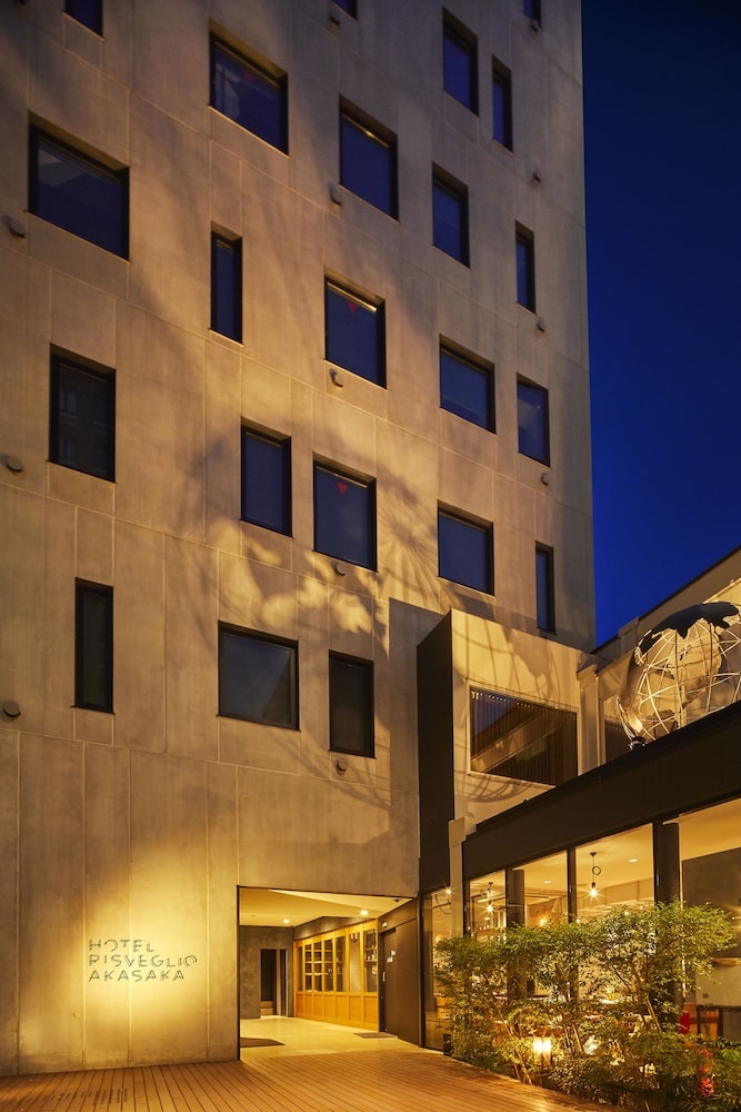 施設の正面 (日没後)