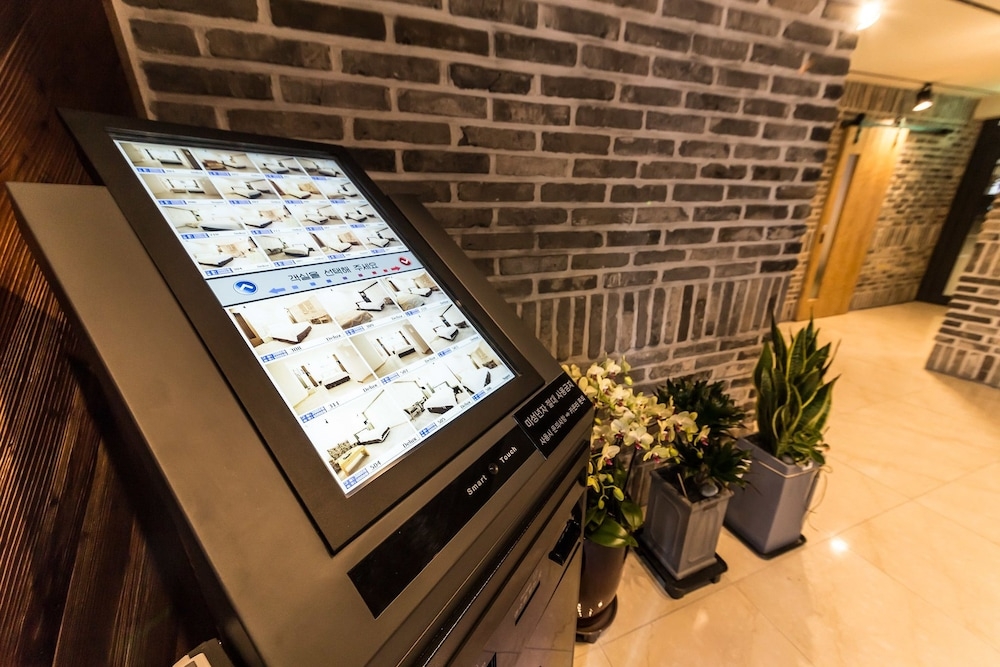 チェックイン / チェックアウト キオスク