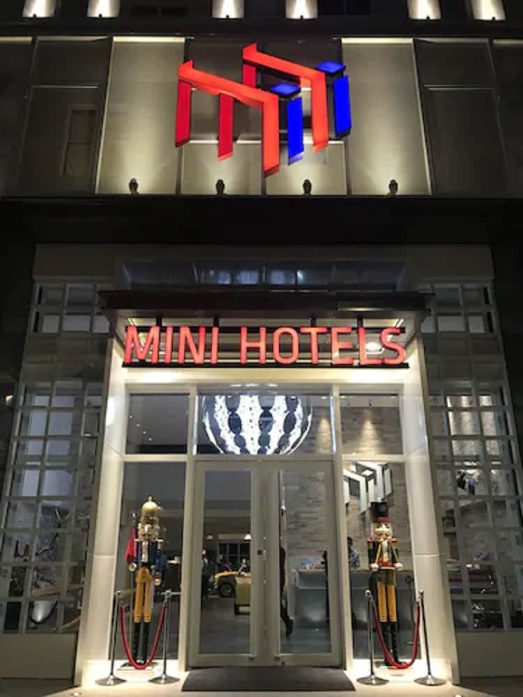 施設の正面 (日没後)