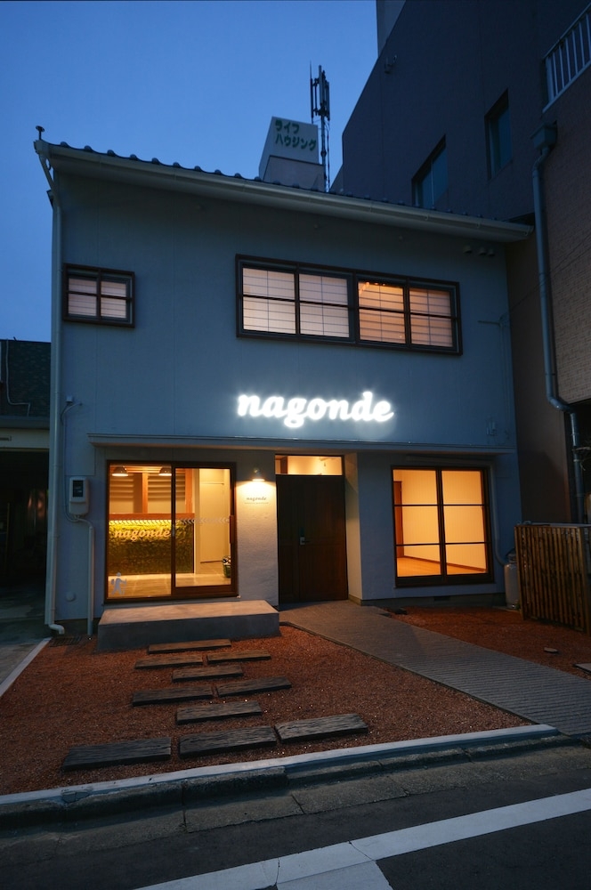 施設の正面 (日没後)