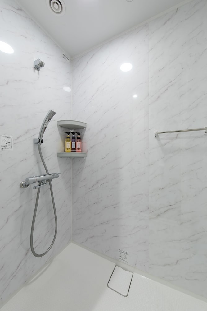 バスルームのシャワー