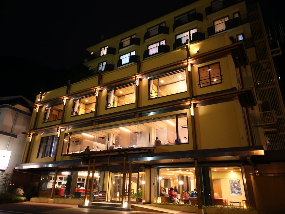 施設の正面 (日没後)