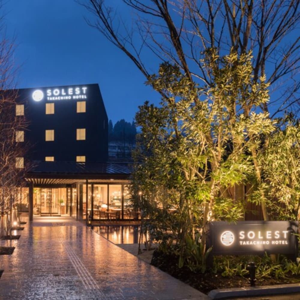 施設の正面 (日没後)