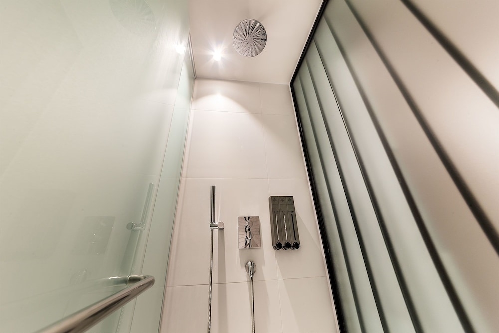 バスルームのシャワー