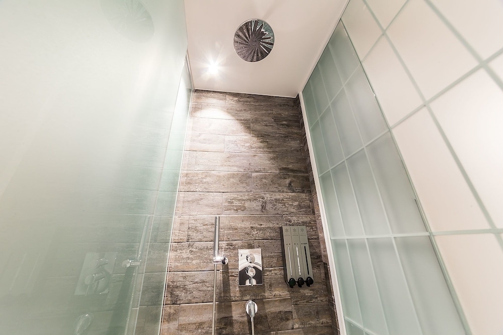 バスルームのシャワー