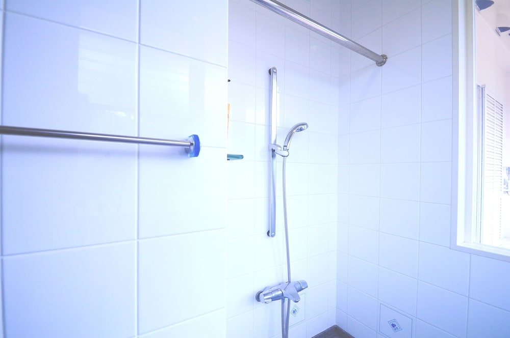 バスルームのシャワー