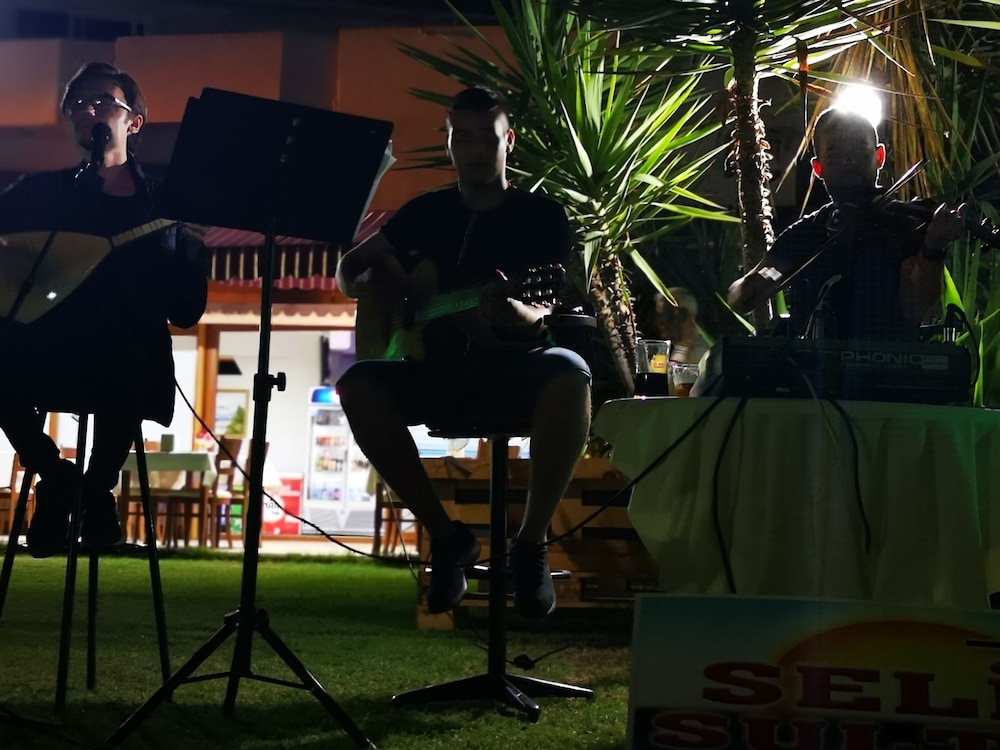 施設の正面 (日没後)