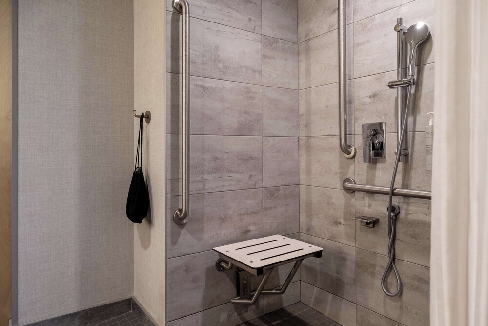 バスルームのシャワー