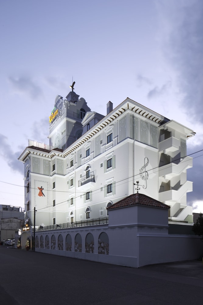 施設の正面 (日没後)