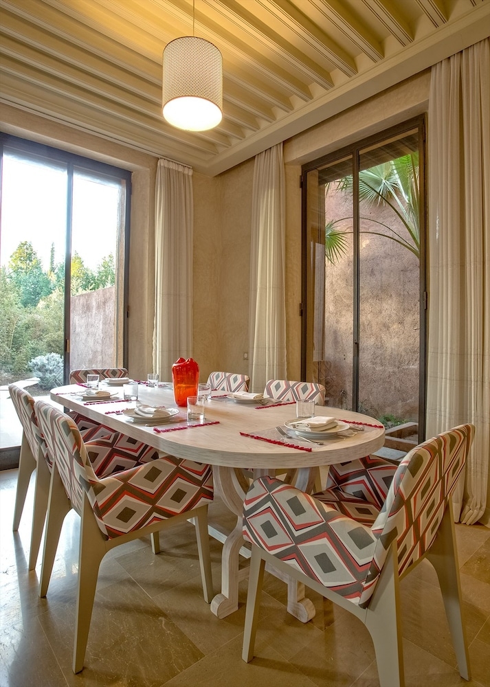 客室内のダイニングエリア