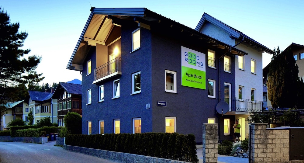 施設の正面 (日没後)