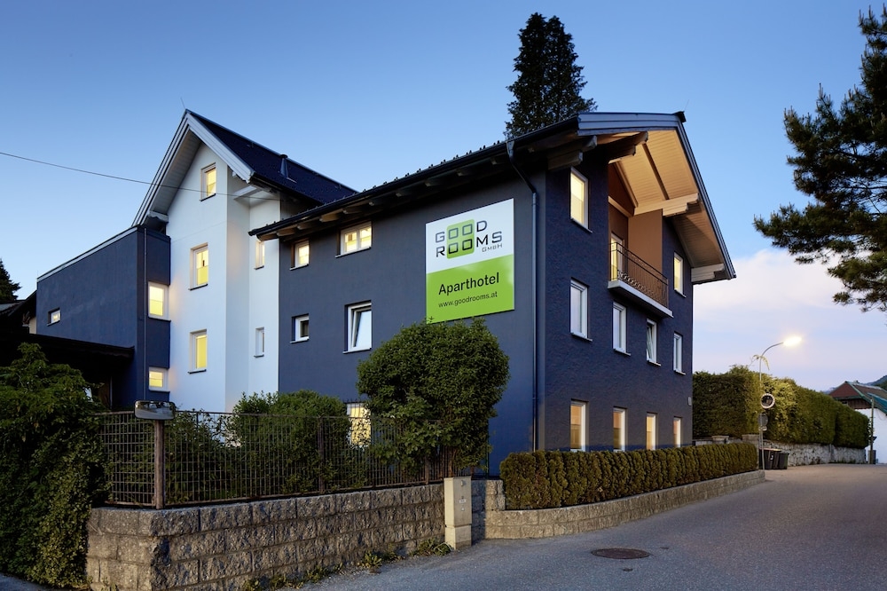 施設の正面 (日没後)