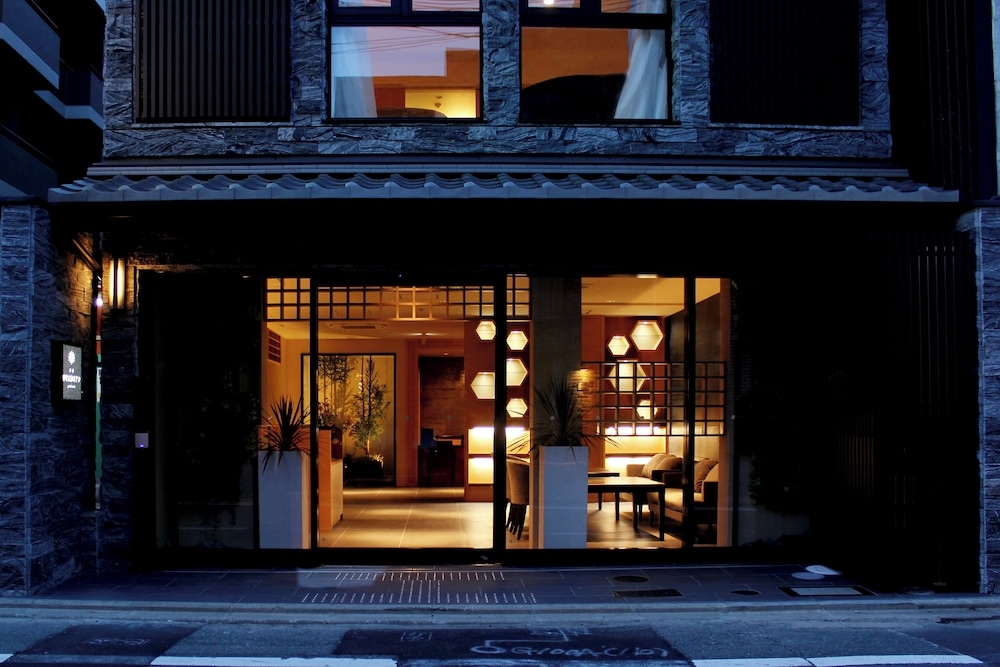 施設の正面 (日没後)