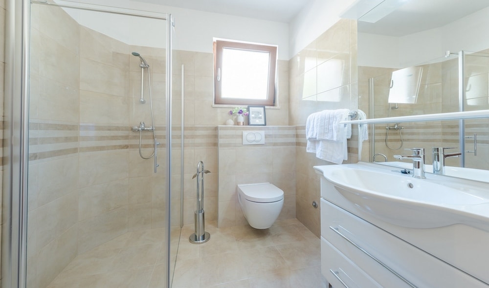 バスルームのシャワー