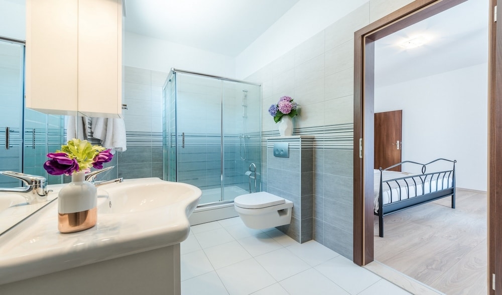 バスルームのシャワー