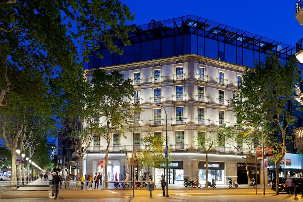 施設の正面 (日没後)