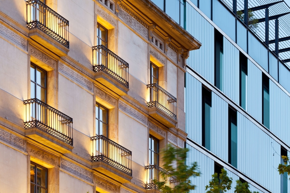 施設の正面 (日没後)