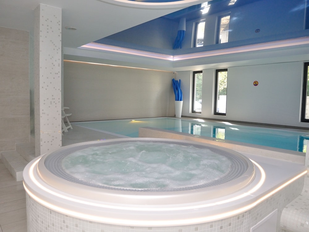 屋内スパ浴槽