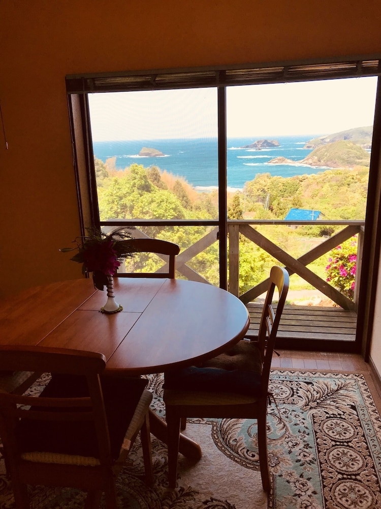 客室内のダイニングエリア