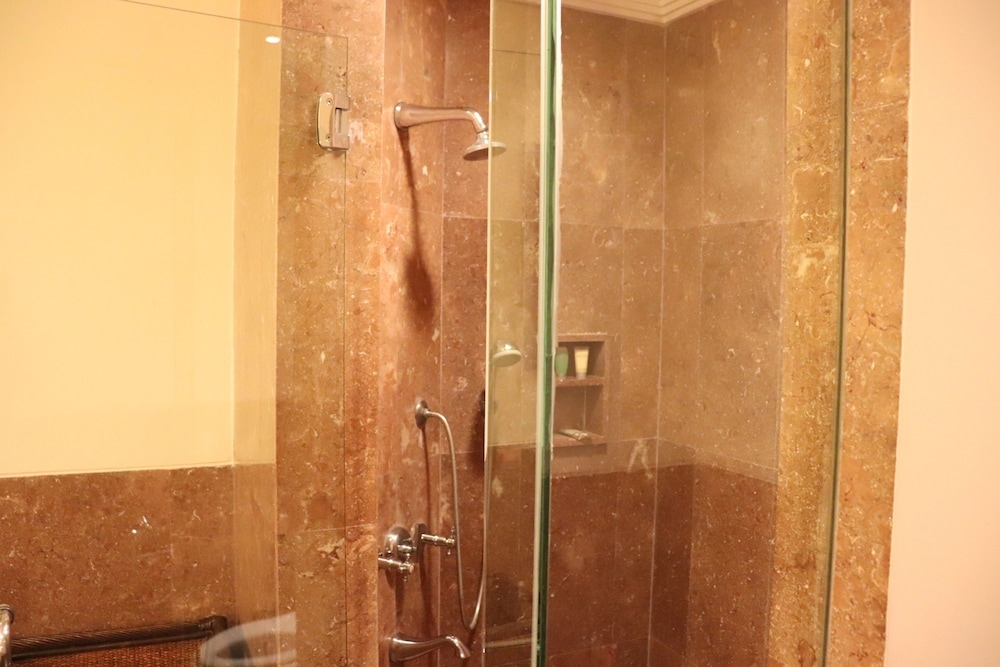 バスルームのシャワー