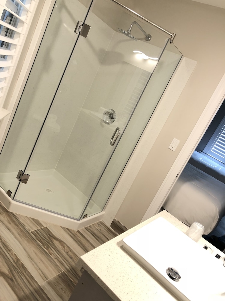 バスルームのシャワー