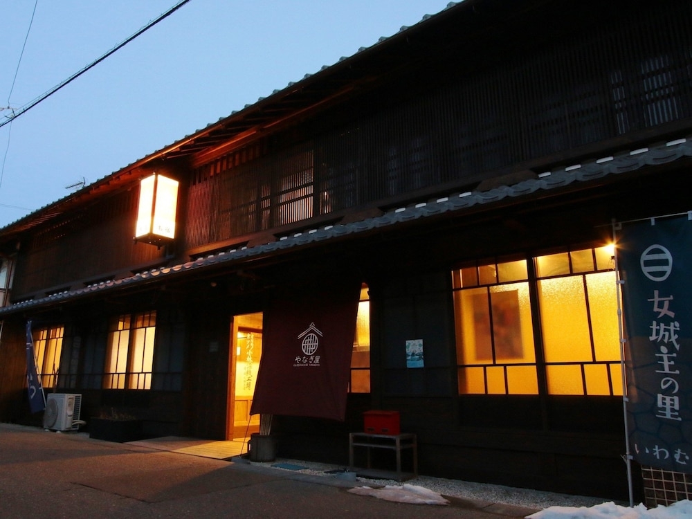 施設の正面 (日没後)