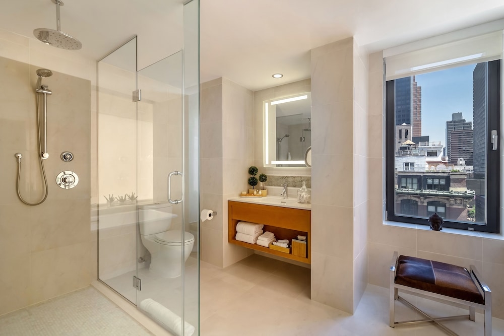 バスルームのシャワー